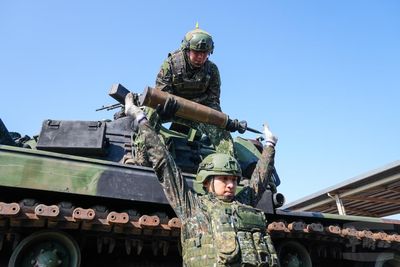 M978油罐車對拖式飛彈發射車「油料整補」 第三作戰區演練戰備裝載