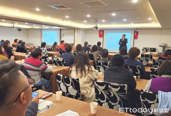 ▲群醫學美容集團董事長王正坤醫師，受邀於企業經營商學院授課「建立獨特的醫學美容網絡生態系」，眾多企業界人士出席聆聽。（圖／記者林東良翻攝，下同）
