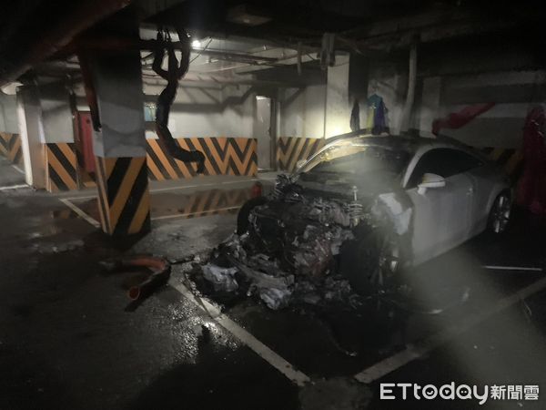 ▲基隆市信義區一處社區地下室小客車起火。（圖／記者郭世賢翻攝，下同）