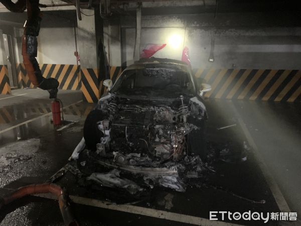 ▲基隆市信義區一處社區地下室小客車起火。（圖／記者郭世賢翻攝，下同）