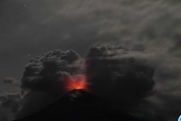 ▲▼ 印尼火山噴發。（圖／翻攝自羅盤報Kompas）