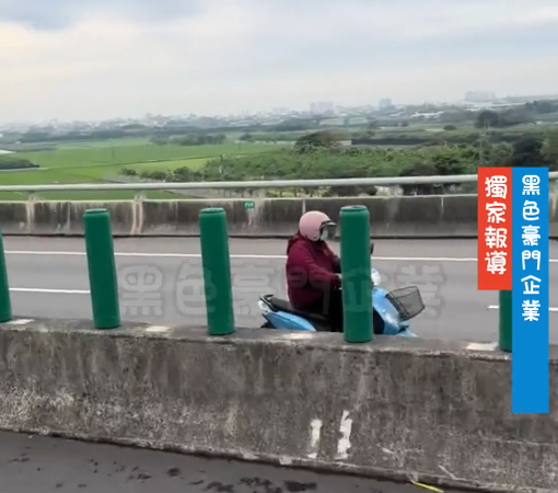 ▲70歲的何姓女子，騎機車誤闖違規上快速道路逆向行駛，被網友PO上網路社群，案經麻豆分局協同學甲分局攔車查獲依法舉發交通違規。（圖／翻攝自黑色豪門企業）