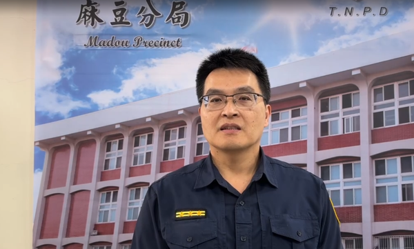 ▲70歲的何姓女子，騎機車誤闖違規上快速道路逆向行駛，被網友PO上網路社群，案經麻豆分局協同學甲分局攔車查獲依法舉發交通違規。（圖／翻攝自黑色豪門企業）