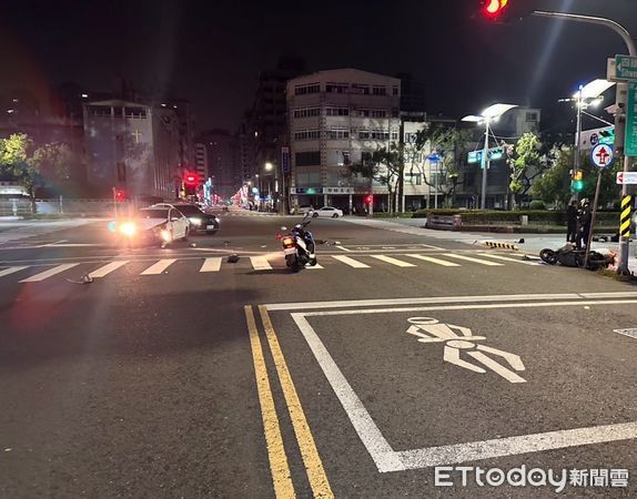 ▲▼高雄17歲男「無照雙載」遭左轉車撞飛，車殼零件散落！全身傷送醫。（圖／記者賴文萱翻攝）