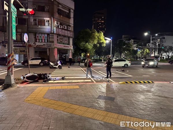 ▲▼高雄17歲男「無照雙載」遭左轉車撞飛，車殼零件散落！全身傷送醫。（圖／記者賴文萱翻攝）