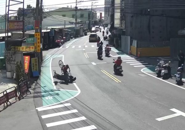 ▲彰化單車騎士誤入機車臨停區撞機車。（圖／翻攝自彰化人大小事）