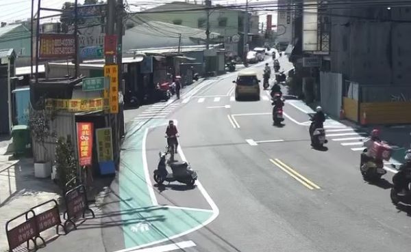 ▲彰化單車騎士誤入機車臨停區撞機車。（圖／翻攝自彰化人大小事）