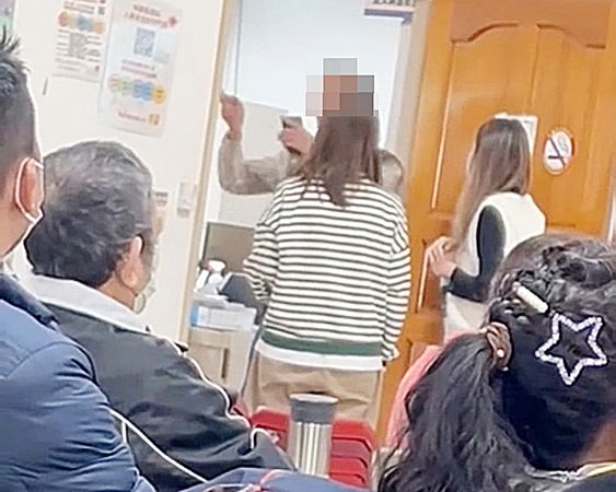 ▲桃園監理站昨天辦理汽機車違規講習，一名男子堅稱汽機車違規應該分開上課。（圖／翻攝自臉書《社會事新聞影音》）