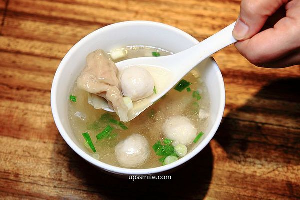 ▲▼傳承四代炸肉圓！低溫油炸配上獨門醬汁　台中第二市場排隊美食。（圖／upssmile向上的微笑萍子授權提供）
