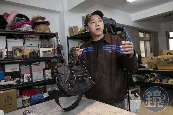馬毅因能高度修復還原包包，即使沒招牌，修包需等待，仍有不少客人拿名牌包來修。