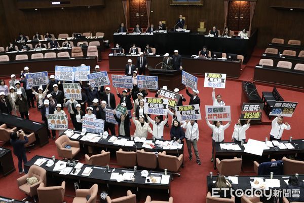 ▲▼立法院院會 反廢死公投大體討論時 吳思瑤向院長提抗議 新黨副秘書長出現在媒體區 引發朝野立委口水戰   柯建銘也上主席台 要求韓國瑜處理 議場陷入一片混亂。（圖／記者屠惠剛攝）