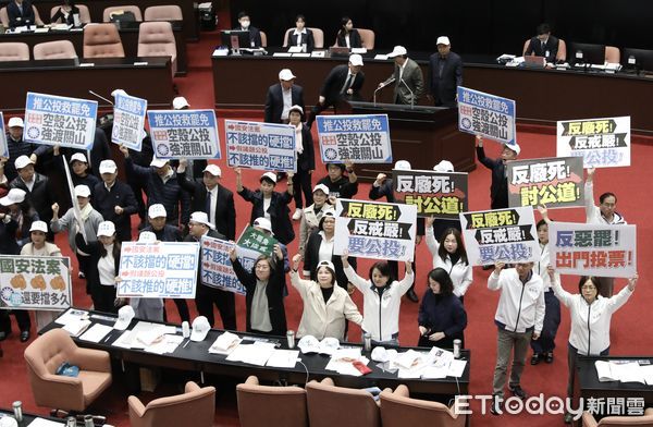 ▲▼立法院院會 反廢死公投大體討論時 吳思瑤向院長提抗議 新黨副秘書長出現在媒體區 引發朝野立委口水戰   柯建銘也上主席台 要求韓國瑜處理 議場陷入一片混亂。（圖／記者屠惠剛攝）