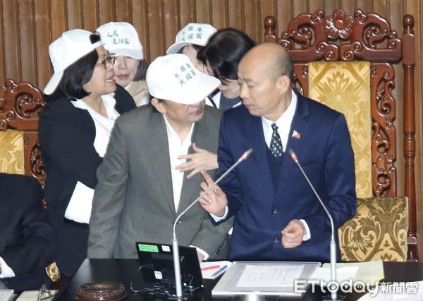 ▲▼立法院院會 反廢死公投大體討論時 吳思瑤向院長提抗議 新黨副秘書長出現在媒體區 引發朝野立委口水戰   柯建銘也上主席台 要求韓國瑜處理 議場陷入一片混亂。（圖／記者屠惠剛攝）