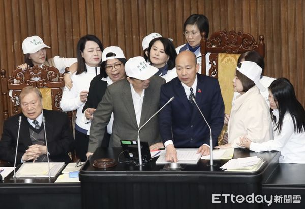 ▲▼立法院院會 反廢死公投大體討論時 吳思瑤向院長提抗議 新黨副秘書長出現在媒體區 引發朝野立委口水戰   柯建銘也上主席台 要求韓國瑜處理 議場陷入一片混亂。（圖／記者屠惠剛攝）