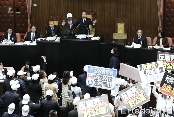 ▲▼立法院院會 反廢死公投大體討論時 吳思瑤向院長提抗議 新黨副秘書長出現在媒體區 引發朝野立委口水戰   柯建銘也上主席台 要求韓國瑜處理 議場陷入一片混亂。（圖／記者屠惠剛攝）