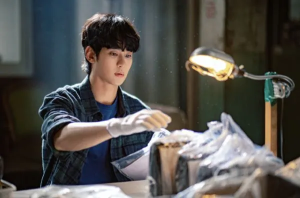 ▲▼金秀賢害慘片商！600億恐泡湯《山寨人生》喊卡了　D+改口：暫不上架。（圖／翻攝自Disney+）