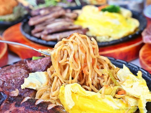 ▲▼鐵將創意鐵板料理｜台中海線創意鐵板料理全面升級自助吧2.0，披薩、炸物、湯品、熟食、甜點通通吃到飽。（圖／部落客糖糖授權提供）