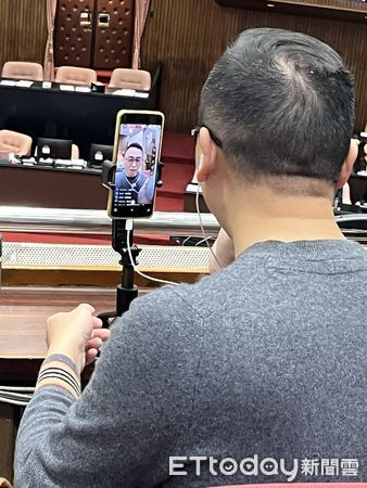 ▲▼新黨副秘書長游智彬今穿桃園市政顧問背心到立院議場開直播，與記者及立委助理發生爭執，釀議場藍綠立委吵成一團。。（圖／記者許靖騏攝）