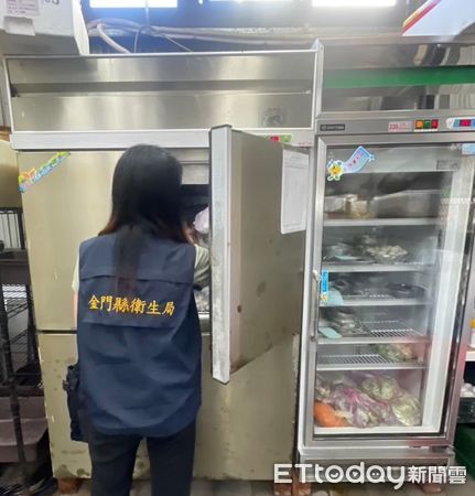 ▲▼金門衛生局今(21)派員前往該疑似食物中毒的便當店稽查    。（圖／記者林名揚翻攝）