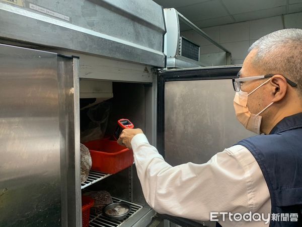 ▲▼金門衛生局今(21)派員前往該疑似食物中毒的便當店稽查    。（圖／記者林名揚翻攝）