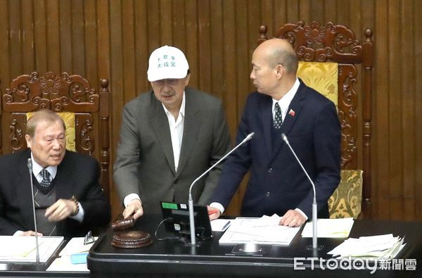 ▲▼柯建銘 上主席台 動手議事槌 秘書長伸手護 立法院。（圖／記者屠惠剛攝）