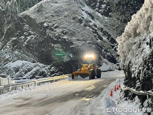 ▲合歡山至今天清晨仍有不少積雪。（圖／翻攝公路局官方網站，下同）