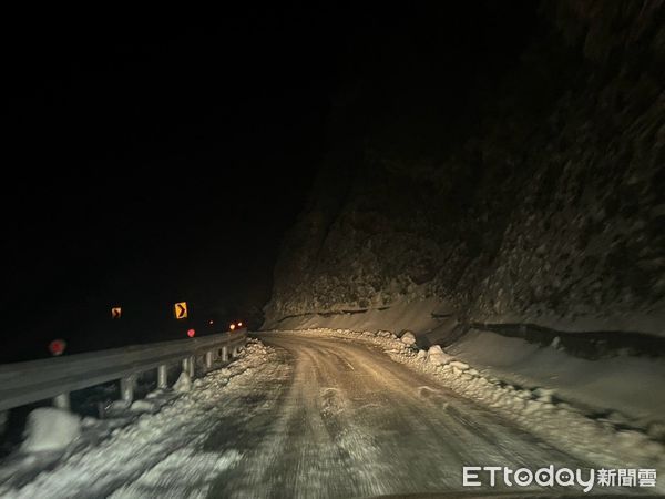 ▲合歡山至今天清晨仍有不少積雪。（圖／翻攝公路局官方網站）