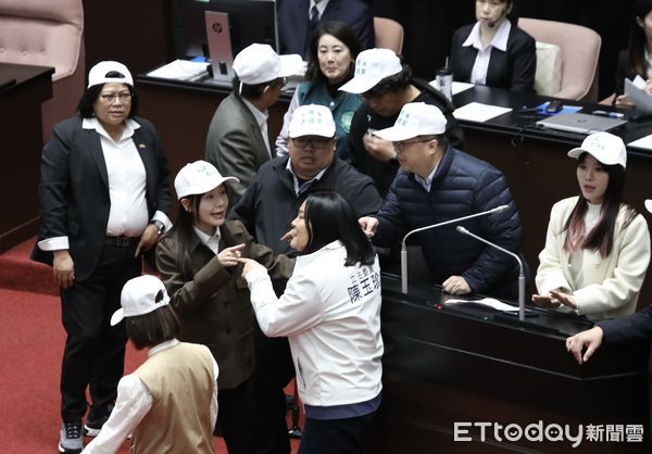 ▲▼立法院院會 民進黨繼續以游智彬在議場直播情事 杯葛院會議事進行 並佔領主席台 韓國瑜無奈宣布休息。（圖／記者屠惠剛攝）