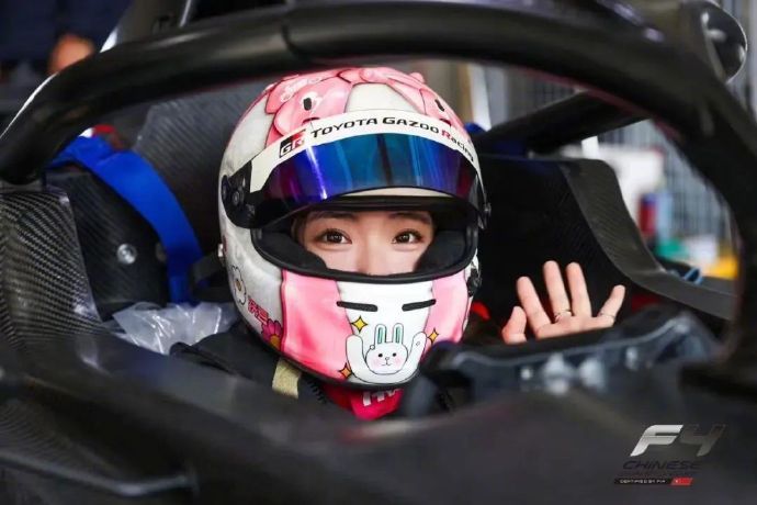 ▲大陸首名參加F1學院賽事的女賽車手師煒。（圖／翻攝微博）