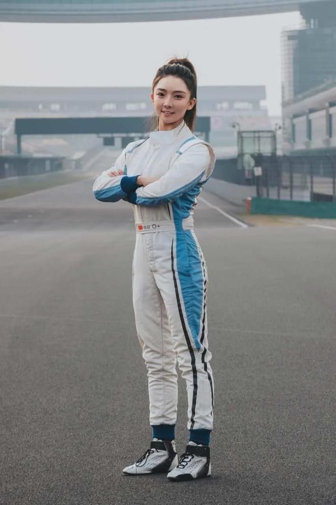 ▲大陸首名參加F1學院賽事的女賽車手師煒。（圖／翻攝微博）