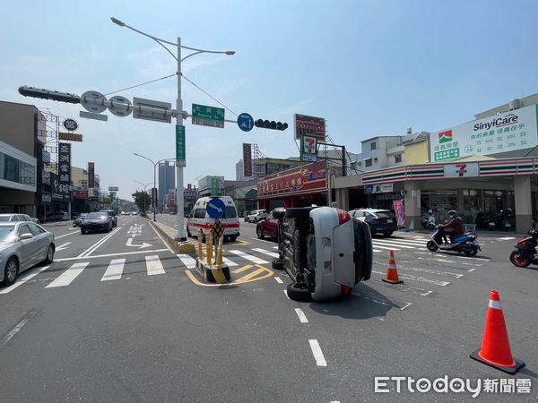 ▲45歲呂姓男子駕駛自小客車，在中華北路、大興街口左轉時，擦撞分隔島翻車，造成駕駛及乘客身體挫傷，就醫後無大礙，呂男無酒駕情事。（圖／記者林東良翻攝，下同）