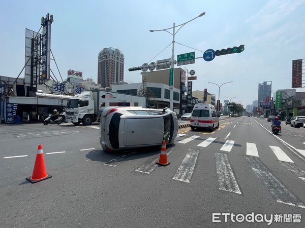 ▲45歲呂姓男子駕駛自小客車，在中華北路、大興街口左轉時，擦撞分隔島翻車，造成駕駛及乘客身體挫傷，就醫後無大礙，呂男無酒駕情事。（圖／記者林東良翻攝，下同）