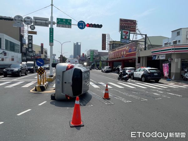 ▲45歲呂姓男子駕駛自小客車，在中華北路、大興街口左轉時，擦撞分隔島翻車，造成駕駛及乘客身體挫傷，就醫後無大礙，呂男無酒駕情事。（圖／記者林東良翻攝，下同）