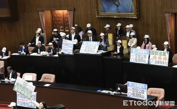 ▲▼民進黨團立委佔領主席台 杯葛廢死公投案 陳玉珍ㄧ人單獨對嗆民進黨立委。（圖／記者屠惠剛攝）