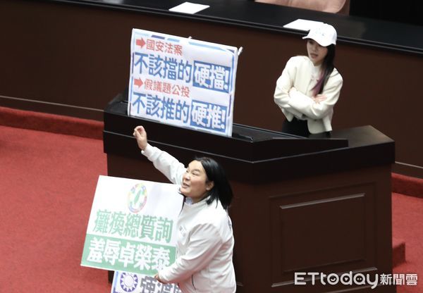 ▲▼民進黨團立委佔領主席台 杯葛廢死公投案 陳玉珍ㄧ人單獨對嗆民進黨立委。（圖／記者屠惠剛攝）