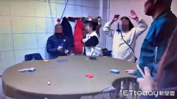 ▲天九牌賭場藏身民宅 基隆警深夜突襲逮28人。（圖／記者郭世賢翻攝）