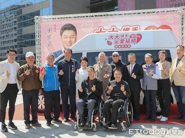 ▲市長盧秀燕與大大數位基金會的號召下，市府員工偕同警義消同仁，捲起袖子排隊，齊聚參與「大大攜手讓愛延續」捐血家年華活動。（圖／記者游瓊華翻攝）