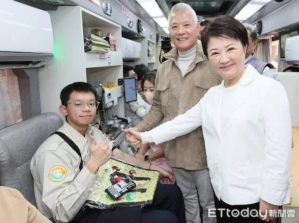 ▲市長盧秀燕與大大數位基金會的號召下，市府員工偕同警義消同仁，捲起袖子排隊，齊聚參與「大大攜手讓愛延續」捐血家年華活動。（圖／記者游瓊華翻攝）