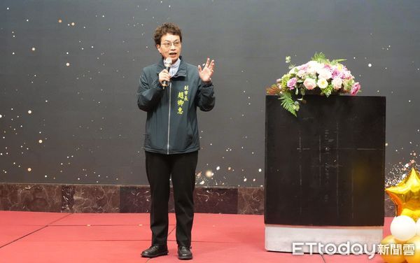 ▲台南、高雄及屏東三縣市提前在21日於福爾摩沙遊艇酒店，辦理社工聯合慶祝及頒獎活動，台南市副市長趙卿惠代表市長黃偉哲出席，並致贈入圍社工花束。（圖／記者林東良翻攝，下同）