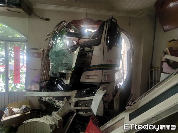 ▲彰化鹿港民宅遭貨櫃車撞破。（圖／ETtoday資料照）