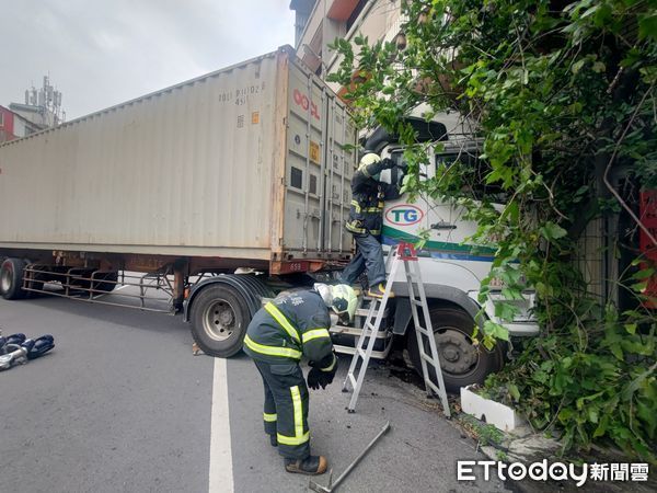 ▲彰化鹿港民宅遭貨櫃車撞破。（圖／ETtoday資料照）