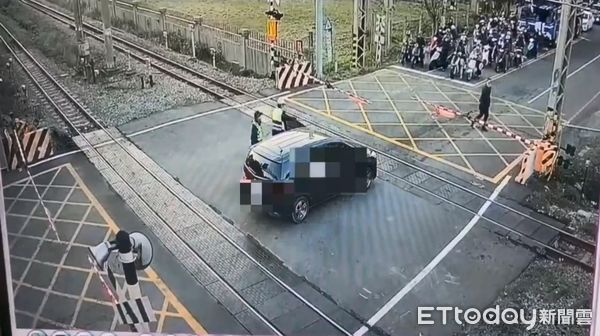 ▲▼1名逃逸移工開車竟受困在平交道，驚嚇棄車，烏日警方冷靜駛離。（圖／民眾提供，下同）