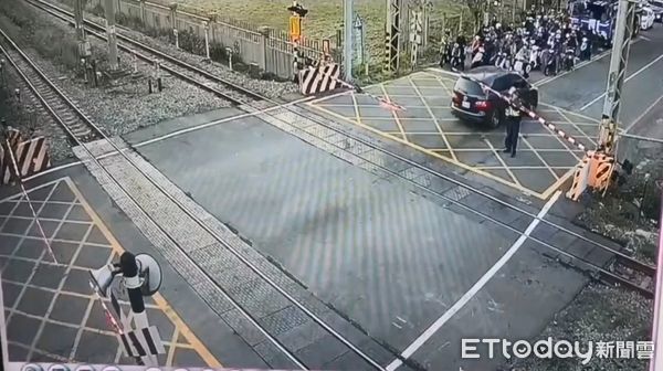▲▼1名逃逸移工開車竟受困在平交道，驚嚇棄車，烏日警方冷靜駛離。（圖／民眾提供，下同）