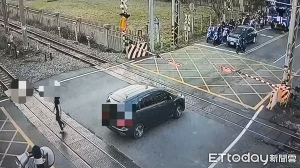 ▲▼1名逃逸移工開車竟受困在平交道，驚嚇棄車，烏日警方冷靜駛離。（圖／民眾提供，下同）