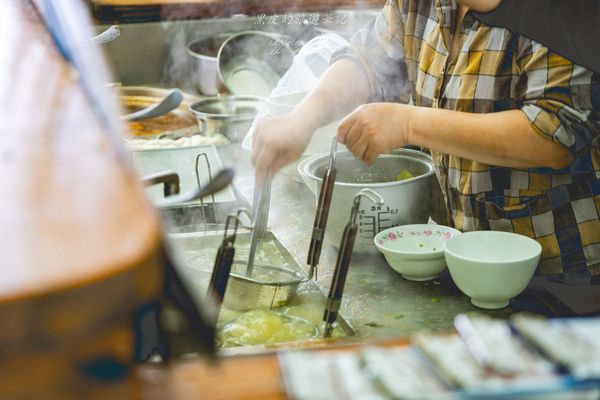 ▲▼集集人氣爆棚美食！牛肉麵夠濃郁　水餃更讓人一吃成主顧。（圖／黑皮的旅遊筆記授權提供）