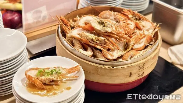 ▲小龍蝦吃到飽限時10天！桃園喜來登餐檯升級不加價。（圖／桃園喜來登提供）