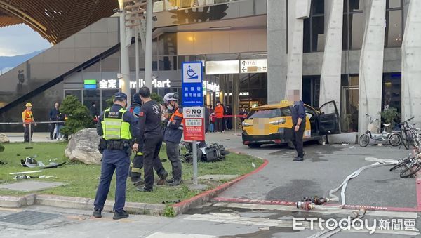 ▲花蓮車站前嚴重車禍釀5傷。（圖／記者柯政誟翻攝，下同）