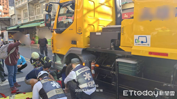 ▲▼高雄垃圾車擦撞腳踏車！82歲婦遭壓車輪下　開放性骨折送醫急救。（圖／記者吳世龍翻攝）