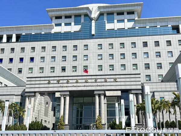 ▲台南地檢署偵辦立委林俊憲、王定宇罷免案的提議人名冊疑涉偽造文書案，聲押被告莊、劉等2人，台南地院21日下午召開羈押庭裁定2人羈押禁見。（圖／記者林東良翻攝，下同）