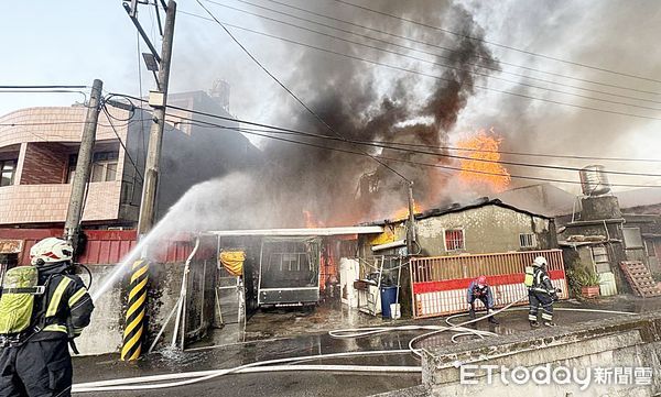 ▲桃園市龍潭區竹龍路一家工廠今天下午發生大火，現場濃煙沖天。（圖／記者沈繼昌翻攝）